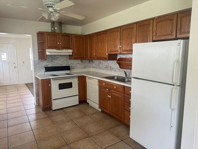 Building Photo - Lovely 1/2 Duplex in St Cloud