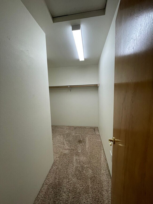 Building Photo - East Medford 3 Bedroom 2 Bathroom w/Large 2 car garage - Single Level