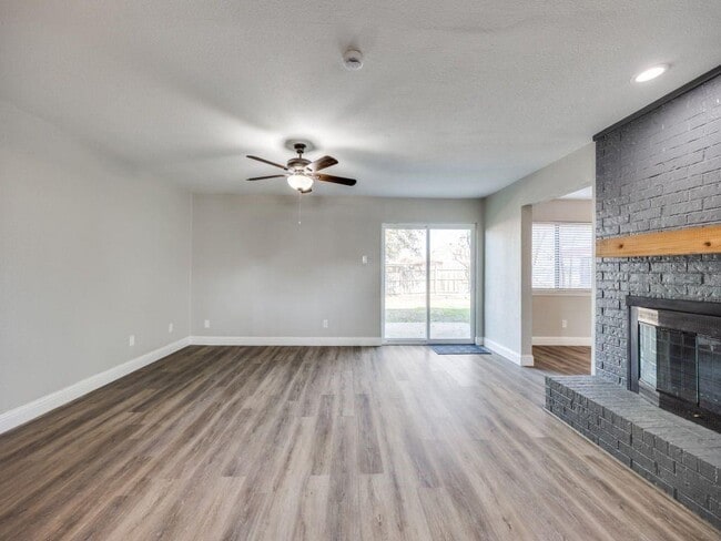 Building Photo - 2623 Summertree Dr