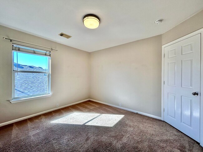 Building Photo - Beautiful 4-Bed Home with Open Floorplan, Game Room & Deck