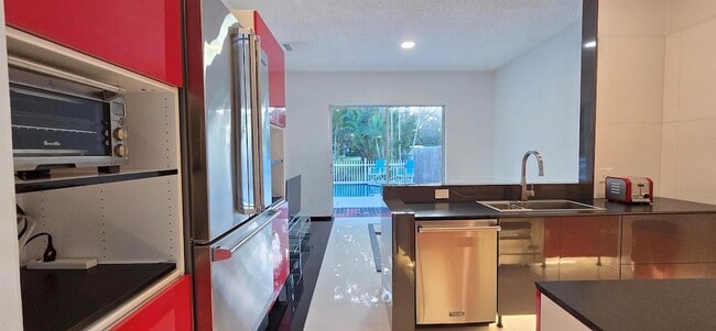 Building Photo - 661 Lake Wellington Dr