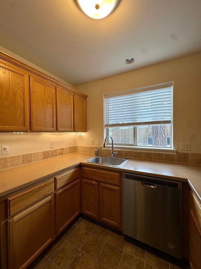 Building Photo - 25 SW Roosevelt Ave