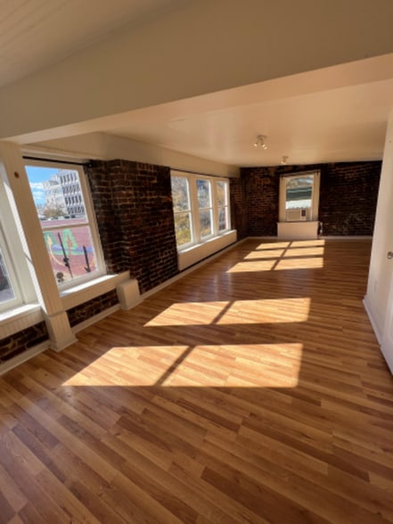 Building Photo - 119 W Main St