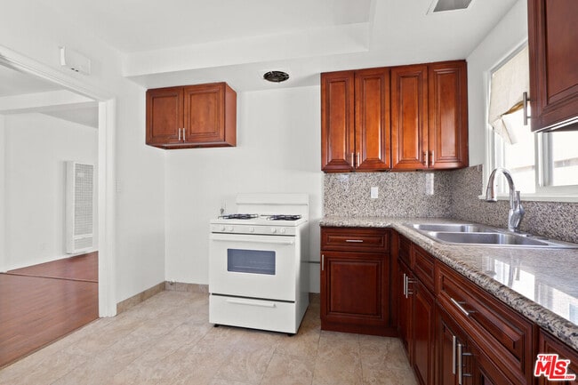 Primary Photo - 8521 Saturn St