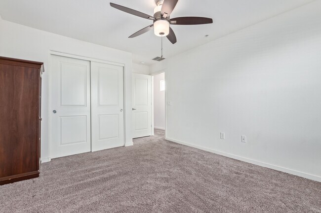 Building Photo - 2321 E Huntington Dr