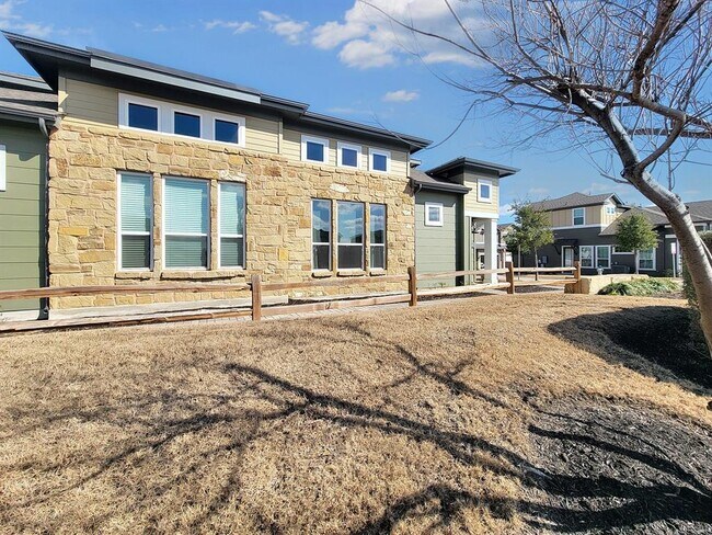 Building Photo - 1015 Vista View Dr