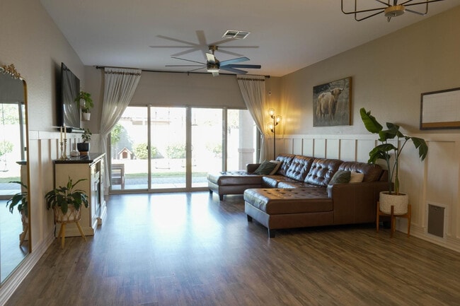 Building Photo - 884 W Whistling Thorn Ave