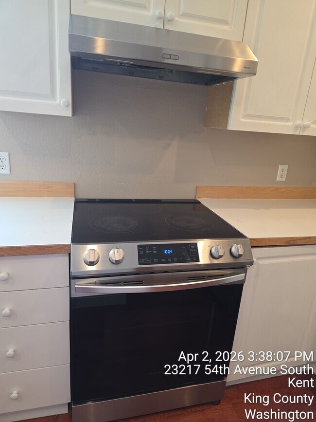 Building Photo - Kent Cypress Cove at the Lakes home - 3 bedroom 2.5 bath with 2 car garage - Available NOW.