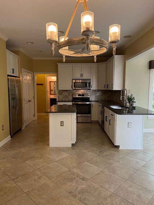 Building Photo - STAFFORD HOME - LARGE 5 BEDROOMS!