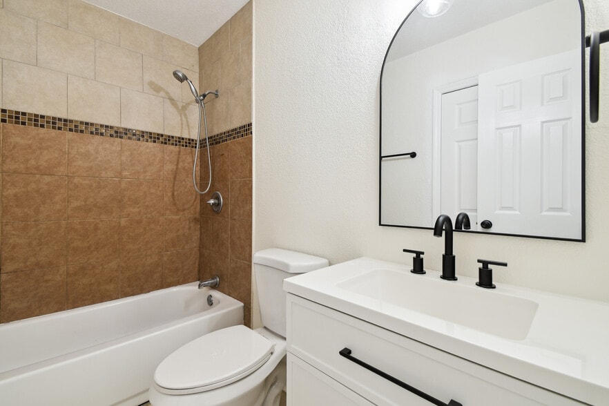 A 2/1 900 sqft - 3320 W Kathleen St