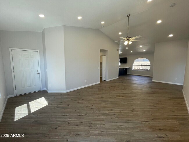 Building Photo - 841 E Lovegrass Dr