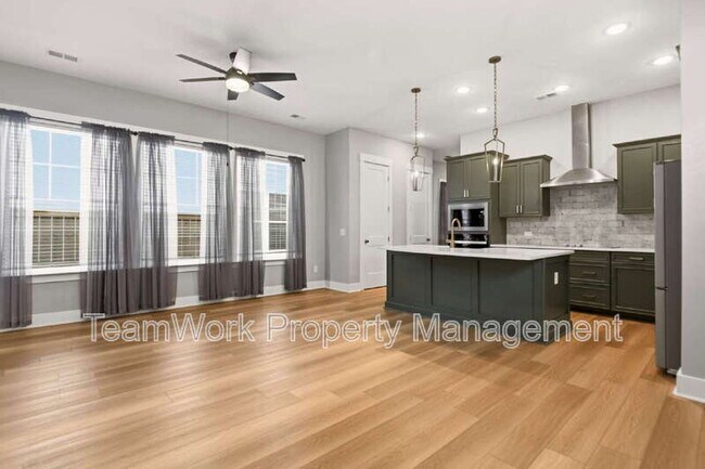 Building Photo - 553 Sound Dr