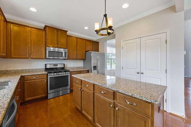 Building Photo - Welcome Home!!! Beautiful 3b 2.5b in Masse...