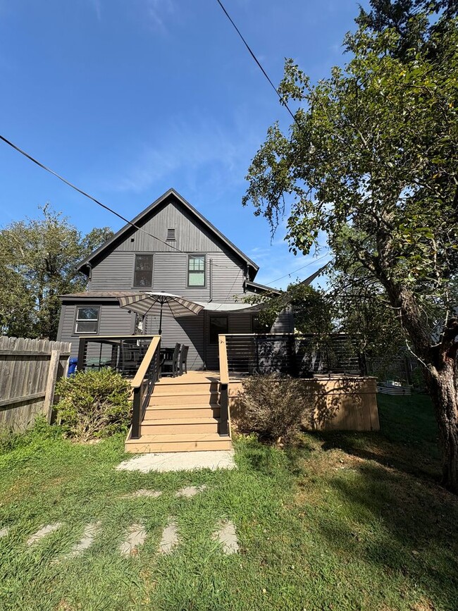 Building Photo - Cozy 3-Bedroom 1.5 -Bathroom Home with Fen...