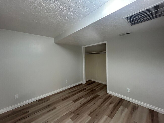 Building Photo - 428 200 E