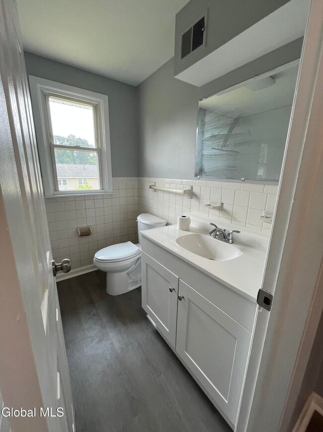 Building Photo - 5 Bayberry Dr