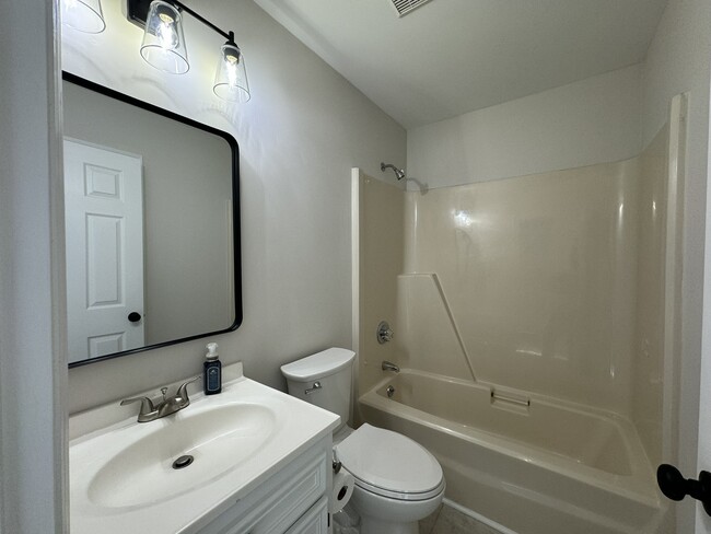 Hall bath - 8017 Pine Oak Rd