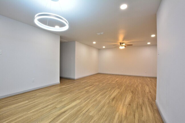 Building Photo - 1209 N Essex Ave
