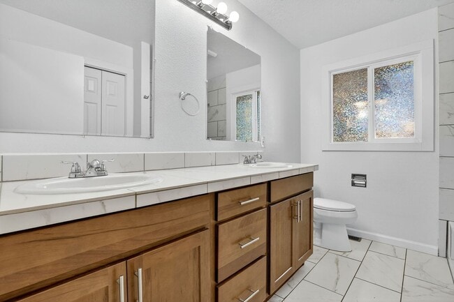 Building Photo - 4 bedroom: Single Level SE Portland Home