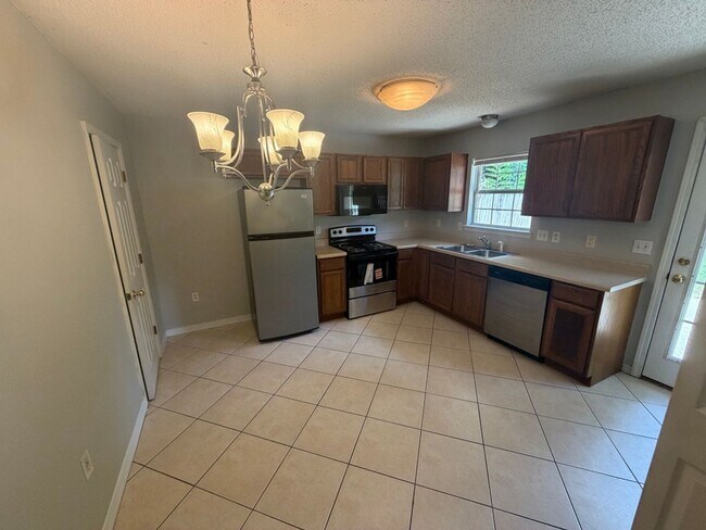 Building Photo - Duplex in the Heart of Niceville