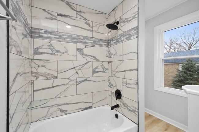 Building Photo - SCORE 50% OFF 1ST MONTH'S RENT IF SIGNED BY DEC 5! Beautiful 2 bedroom home in Coraopolis availab...