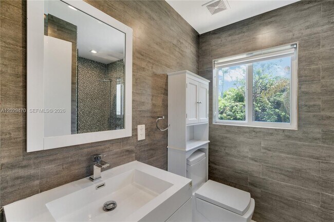 Building Photo - 550 W 49th St