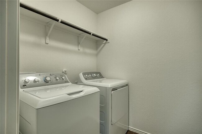 Building Photo - 1424 Chad Dr