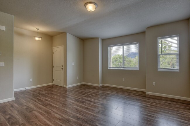 Building Photo - Beautiful Townhome!