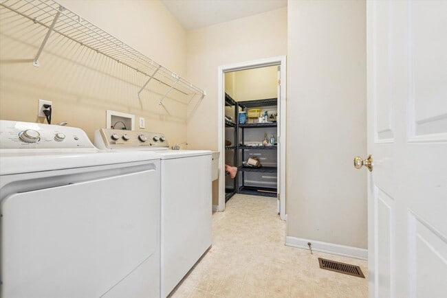 Building Photo - Avaible now, 3B/2.5B Townhome in Whiteland Woods!