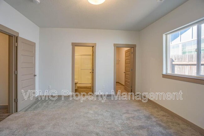 Building Photo - 13801 NE 33rd Cir