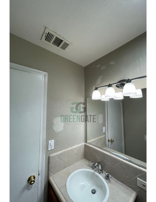 Building Photo - 533 Arrowhead Ct