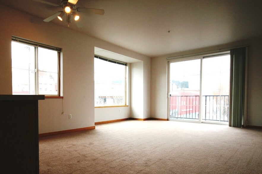 Living - 1415 SW Alder St