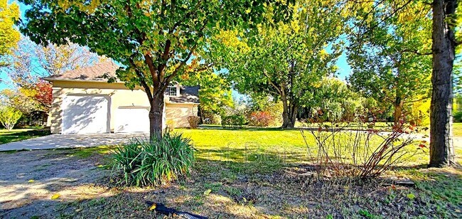 Building Photo - 85 S Linder Rd