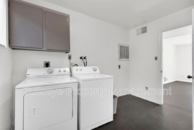 Building Photo - 1333 E Donner Dr