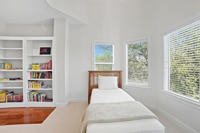 Building Photo - 500 Konstanty Cir