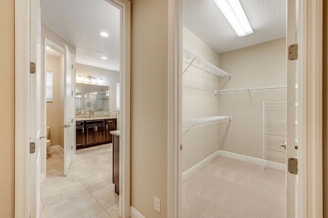 Building Photo - 4 bedroom, 3.5 bathroom in desirable Trasona!