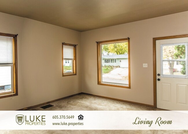 Building Photo - 410 N Lewis Ave