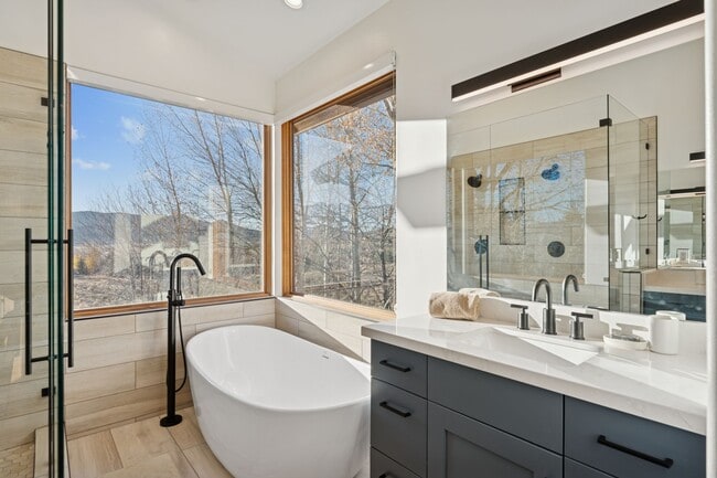 Building Photo - 6035 Mountain Ranch Dr