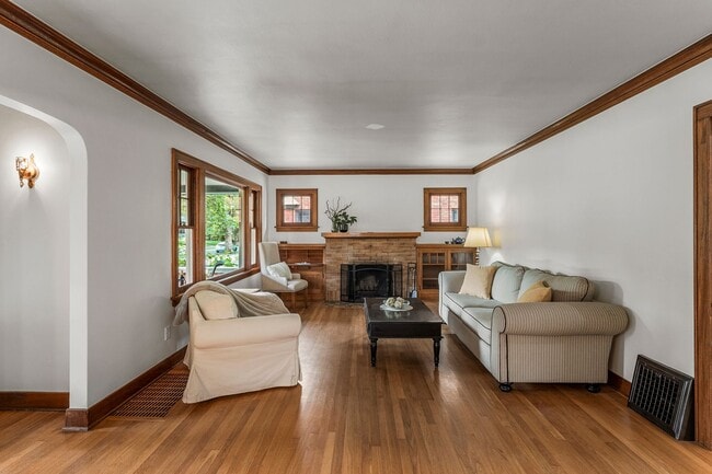 Building Photo - 3 Bed 2 Bath South Hill Spokane home offering all the updates..