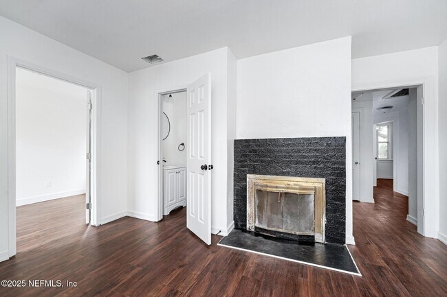 Building Photo - 366 W 67th St