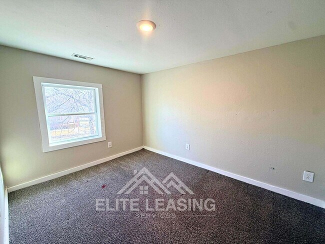 Building Photo - Charming 3 Bedroom Home close to Hospitals! Available Now!