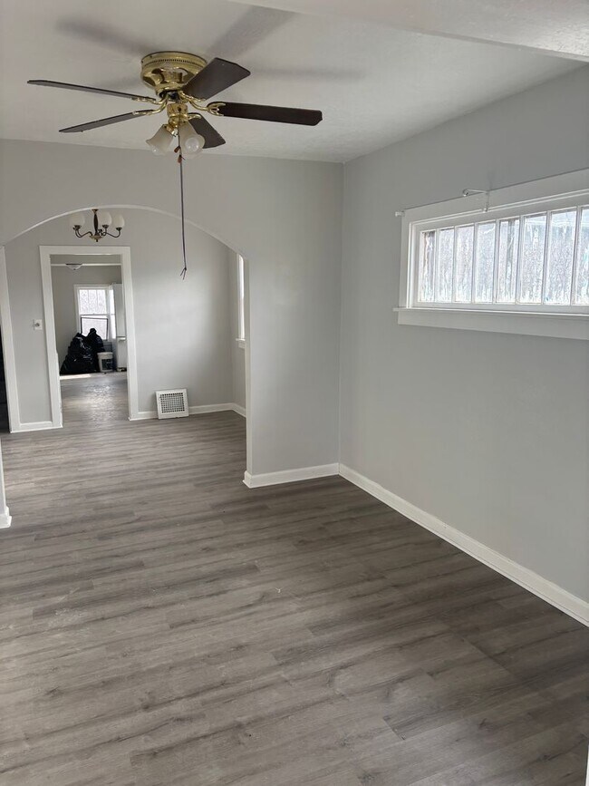 Building Photo - 624 N Lewis Ave