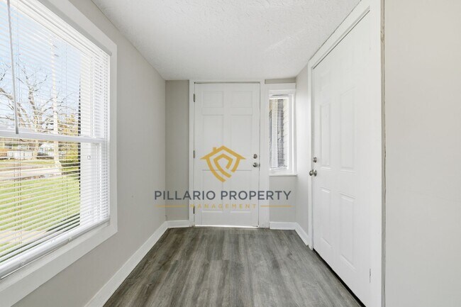 Building Photo - Updated 3 Bedroom Near Forest Manor, Available NOW!