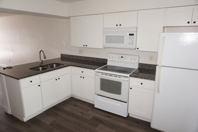 Building Photo - Awesome Location 1/1 on Curry Ford Ready for Move In