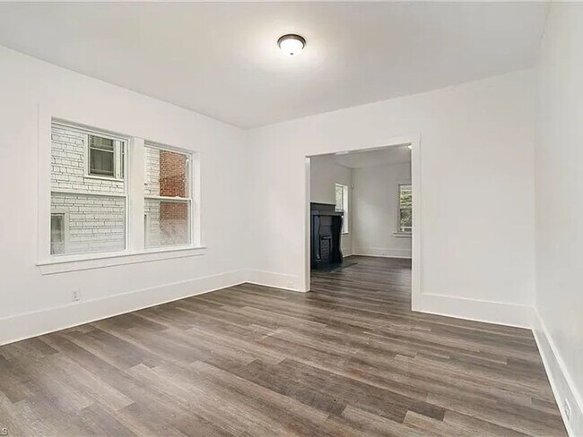 Building Photo - Charming Fully Renovated Cottage Minutes from Downtown!