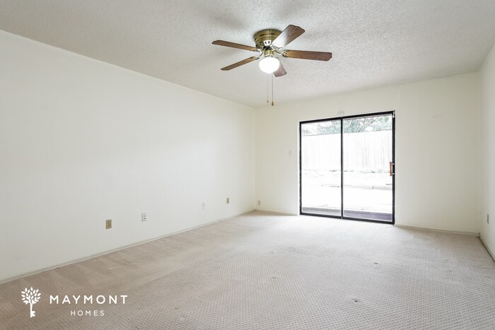 Building Photo - 2211 Benbrook Dr