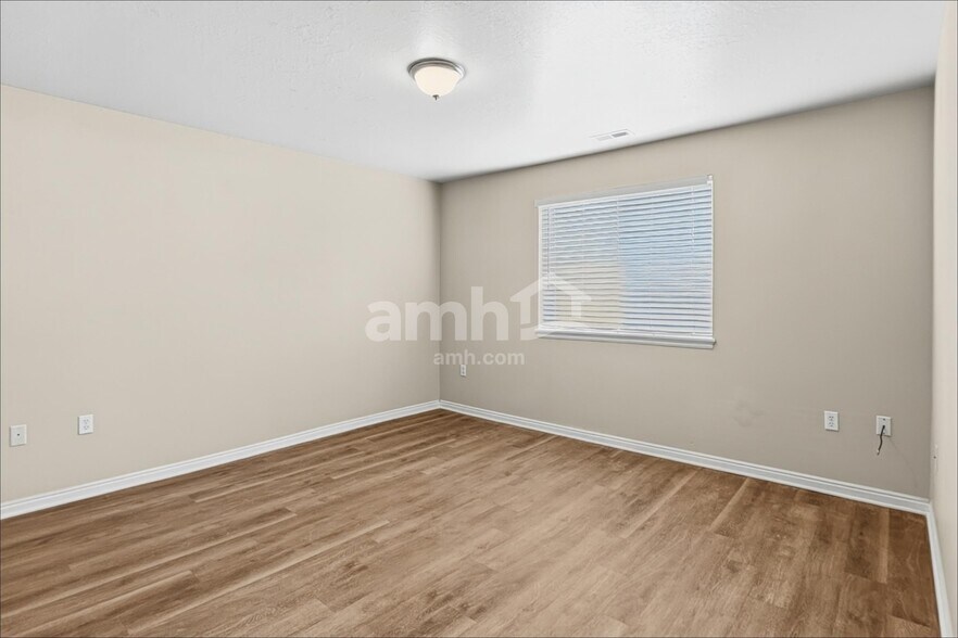 Building Photo - 829 E 725 N