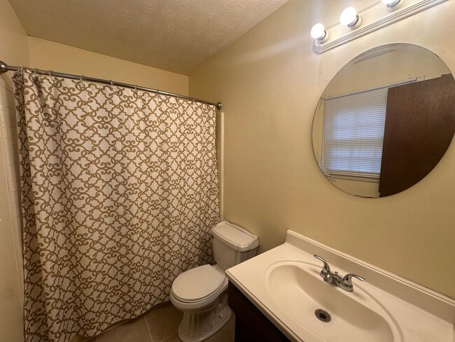 Building Photo - Charming 3 Bedroom, 2 Bathroom Home in Lenlock!
