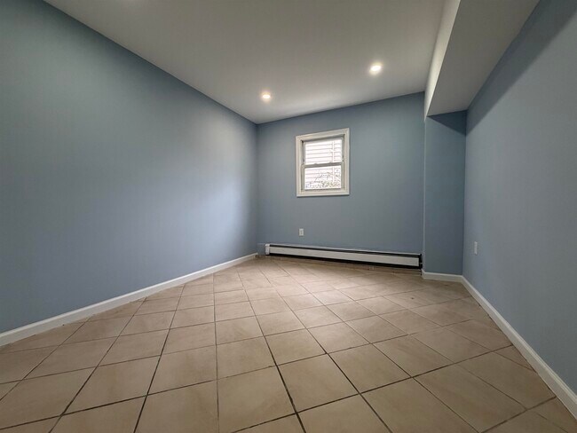 Building Photo - 14 Acorn Rd