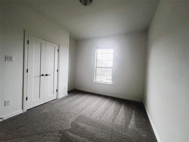 Building Photo - 247 Du Bois Ln